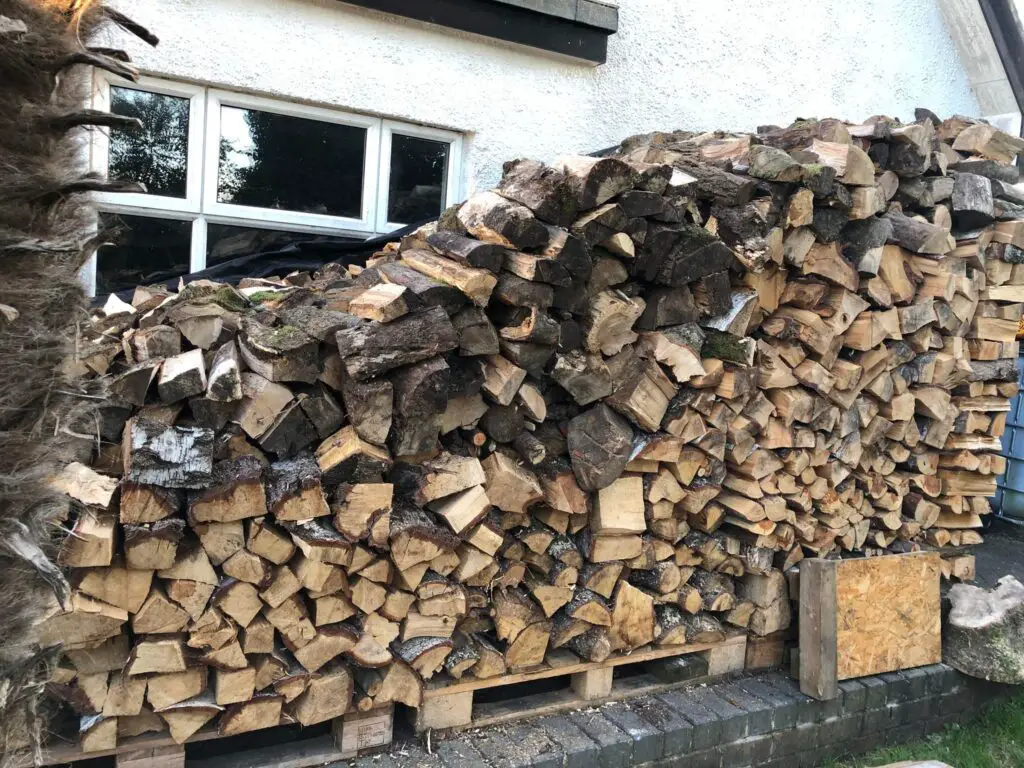 Elevated wood stack