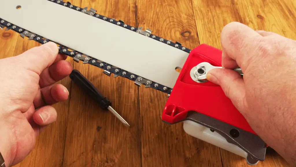 Chainsaw Chain Tightening 